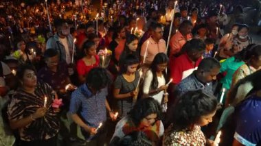 Bukit Mertajam, Penang, Malezya - 29 Haziran 2023: Seyyahlar Aziz Anne Şöleni sırasında kilisedeki mum ışığında sükuneti keşfettiler.