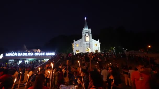ペナン マレーシアのブキットメルシャム 7月29日2023 聖アンのお祭りの間にろうそくの輝く光で教会の前にろうそくを抱いている大勢の人々が信仰を燃やします — ストック動画