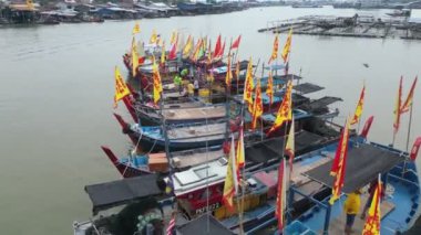 Kuala Kurau, Perak, Malezya - Ağustos 02 2023: Çin mirasına derinden bağlı bir nehir haccının ruhaniliği