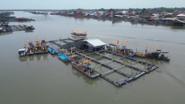 Kuala Kurau, Perak, Malezya - Ağustos 02 2023: Bir nehrin üzerinde yüzen bir grup tekne, Çin kültür mirasının ayrılmaz bir parçası olan Hac yolculuğuna hazırlanıyor