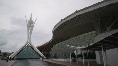 Bayan Lepas, Penang, Malezya - 5 Ağustos 2023: SPICE Çatı Bahçesi 'ne tepeden bakan heybetli bir yapı