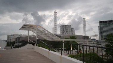 Bayan Lepas, Penang, Malezya - Ağustos 05 2023: SPICE Çatı Bahçesi 'nin çatısında oturan beyaz yapı