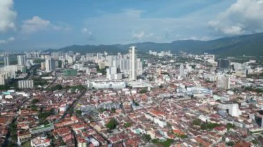George Town, Penang, Malezya - Ağustos 08 2023: Arkasında tepeler olan bir George Town 'un havadan görünüşü