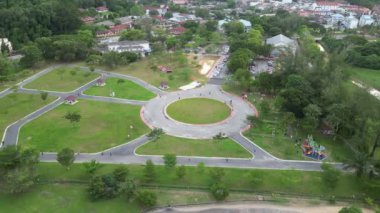 Kulim, Kedah, Malezya - 11 Ağustos 2023: Yukardan görülen yuvarlak park kavşağı