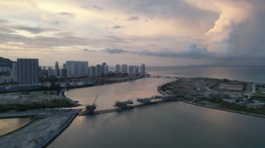 Gurney, Penang, Malezya - 21 Ağustos 2023: Havadan arazi ıslah ve geliştirme görüşleri yoluyla yeni toprakların dinamik büyümesi