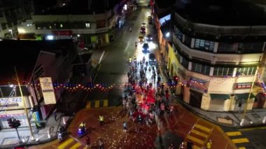 George Town, Penang, Malezya - Sep 04 2023: Aç Hayalet Festivali sırasında kalabalık kağıt heykel ile geçit töreni