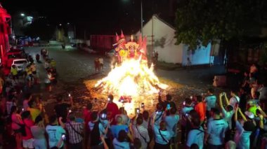 George Town, Penang, Malezya - Sep 04 2023: Kağıt heykel kralı yakıldı Zhongyuan Festivali