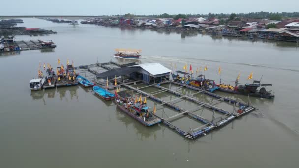 クアラ クラウ マレーシア 2023 川の上に浮かぶボートのグループは巡礼を準備します 中国の文化遺産の不可欠な部分 — ストック動画