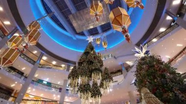 Bukit Bintang, Kuala Lumpur, Malezya - 22 Kasım 2023: Pavilion Alışveriş Merkezi 'ndeki Noel ağacını devirin