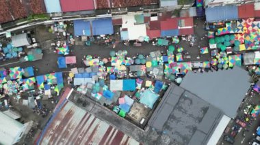 Bukit Bintang, Kuala Lumpur, Malezya - 23 Kasım 2023: Pudu pazarının atmosferik cazibesini renkli çadırlarla vurgulayan hava perspektifi.