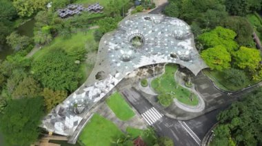 Bukit Bintang, Kuala Lumpur, Malezya - 23 Kasım 2023: Bir bahçenin kuşbakışı parlaklığı