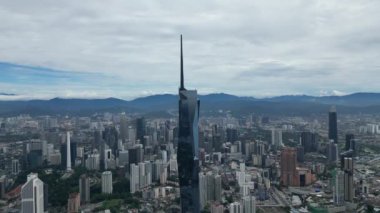 Bukit Bintang, Kuala Lumpur, Malezya - 23 Kasım 2023: Gökdelen PNB 118 Merdeka 'ya doğru havadan hareket