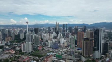 Bukit Bintang, Kuala Lumpur, Malezya - 23 Kasım 2023: Gökdelenler gökyüzüne ulaşıyor, bu nefes kesici hava perspektifinde çarpıcı bir görsel görüntü oluşturuyorlar