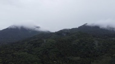 Alçak bulutlarla kaplı görkemli dağ sıraları.