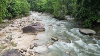 Hava perspektifi nehrin büyüleyici çağlayanı tüm ihtişamıyla sergiliyor..