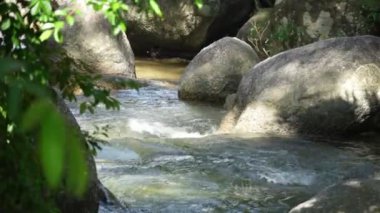 Su ve kayanın barışçıl dansı mükemmel bir uyum içinde birleşir..