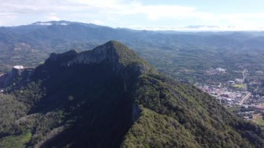 Güneşli bir günde Baling Tepesi 'nin havadan görünüşü