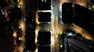 Geceleri Kl 'ın yakınındaki caddeye havadan bakıyorlar.