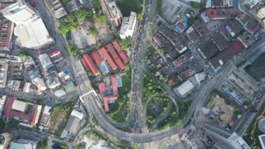 Jalan Kampung Pandan 'daki yoğun araba trafiğinin hava görüntüsü