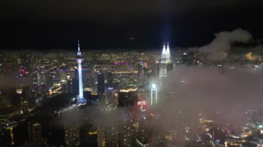 KLCC ve KL Tower gökdelenlerinin dramatik mimarisini gösteren hava görüntüleri gece boyunca puslu bulutlarla kaplandı.