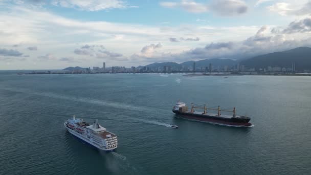 ガーニーベイ ペナン マレーシア 8月21 2023 広大な海を航行するマジェスティッククルーズ船とコンテナ船 — ストック動画