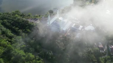 Serdang, Kedah, Malezya - Kasım 03 2023: Yansıtıcı gölün yanındaki sevimli küçük bir kasabayı şereflendiren bir cami.