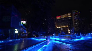Bukit Bintang, Kuala Lumpur, Malezya - 17 Kasım 2023: Pan gece atmosferini mavi bir havuzda terk etti.
