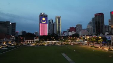 Bukit Bintang, Kuala Lumpur, Malezya - 18 Kasım 2023: Malezya bayrağı taşıyan DBKL binasına doğru havadan hareket