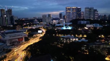 Bukit Bintang, Kuala Lumpur, Malezya - 18 Kasım 2023: Mavi saatte Malezya Ulusal Camisi 'ne doğru havadan hareket