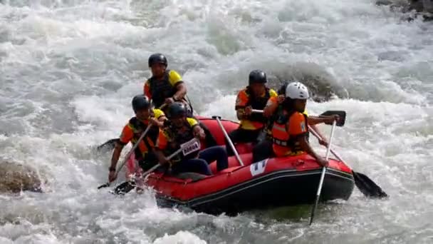 Selama Perak Malezya Kasım 2023 Raft Nehrin Hızlı Akan Çağlayanı — Stok video