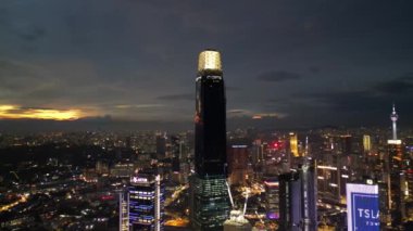Bukit Bintang, Kuala Lumpur, Malezya - 20 Kasım 2023: TRX şehrindeki gökdelen yapılarının mimari çeşitliliğini ve modernliğini gösteren yüksek açı