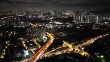 Bukit Jalil, Kuala Lumpur, Malezya - 22 Kasım 2023: Hava manzarası, kentsel gece manzarasını tanımlayan araba ışık yollarının karmaşık örüntülerini gözler önüne seriyor