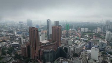 Bukit Bintang, Kuala Lumpur, Malezya - 22 Kasım 2023: Gökdelenler yumuşak sislerin arasından uzanıyor.