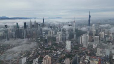 Bukit Bintang, Kuala Lumpur, Malezya - 24 Kasım 2023: Düşük bulutlu bir battaniyenin altındaki şehir