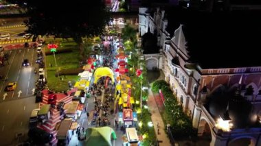 Bukit Bintang, Kuala Lumpur, Malezya - 02 Aralık 2023: Jalan Raja 'daki sokak yemekçisine hava görüntüsü