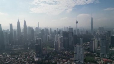 Bukit Bintang, Kuala Lumpur, Malezya - Aralık 04 2023: Hava kaydırma görüntüsü KL şehri bulutlu öğleden sonra