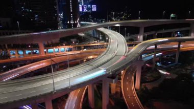Bukit Bintang, Kuala Lumpur, Malezya - 05 Aralık 2023: Parlak gece yollarının muhteşem bir gösteriminde araç seyahat ediyor.