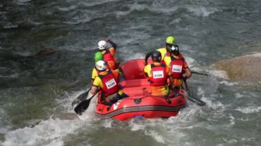 Selama, Perak, Malezya - Kasım 05 2023: Üst üste akan beyaz suyun ortasında rafting yapmanın heyecanı. Yavaş çekim