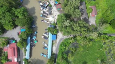 Sungai Burung, Penang, Malezya - 10 Kasım 2023: Canlı yeşil balıkçı köyü Sungai Burung, Balik Pulau, Penang
