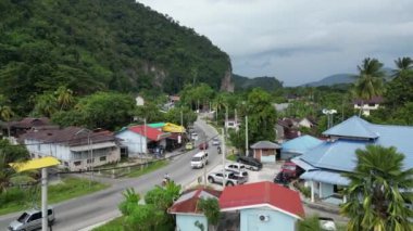 Baling, Kedah, Malezya - 13 Kasım 2023: Canlı atmosfer ve Baling kasabası.