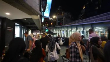 Bukit Bintang, Kuala Lumpur, Malezya - 17 Kasım 2023: Geceleri sokaklarda gezen şehir kalabalığının coşkusu