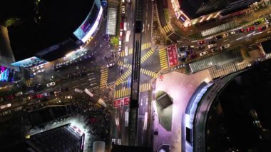 Bukit Bintang, Kuala Lumpur, Malezya - 17 Kasım 2023: Şehir trafiği yukarıdan görülüyor, araba ışığı izleri Bukit Bintang 'da canlı ve büyüleyici bir gece manzarası çiziyor