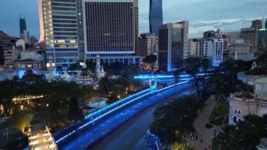 Bukit Bintang, Kuala Lumpur, Malezya - 18 Kasım 2023: Yaşam Nehri 'nde mavi havuz