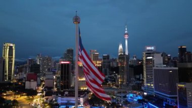 Bukit Bintang, Kuala Lumpur, Malezya - 18 Kasım 2023: Mavi saatte Malezya bayrağı dalgalanması