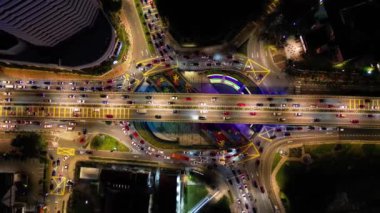 Bukit Bintang, Kuala Lumpur, Malezya - 18 Kasım 2023: Bulatan Dato Onn 'da araçlar gece boyunca yol alıyor
