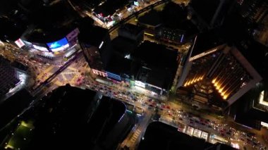 Bukit Bintang, Kuala Lumpur, Malezya - 19 Kasım 2023: Bukit bintang şehir merkezinin yoğun araba trafiği ile insansız hava aracı çekimi