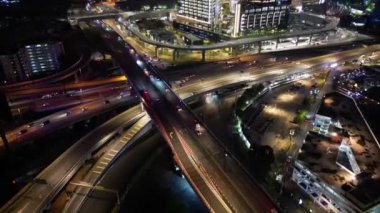 Bukit Bintang, Kuala Lumpur, Malezya - 20 Kasım 2023: Yukarıdan, gece trafiğinin ritmik hareketleriyle yaşayan büyüleyici bir şehrin.