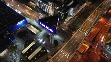 Bukit Bintang, Kuala Lumpur, Malezya - 20 Kasım 2023: Aracın ışık yollarının uyumlu hareketi, kentsel enerjinin büyüleyici bir senfonisini yaratıyor