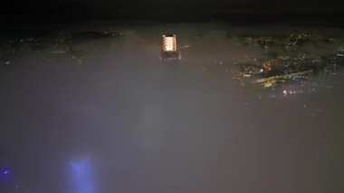Bukit Bintang, Kuala Lumpur, Malezya - 21 Kasım 2023: Gece boyunca sisli bulutlar arasında gökdelen yapılarının mimari TRX 106 parlaklık ve modernliğini gösteren yükseltilmiş açı.