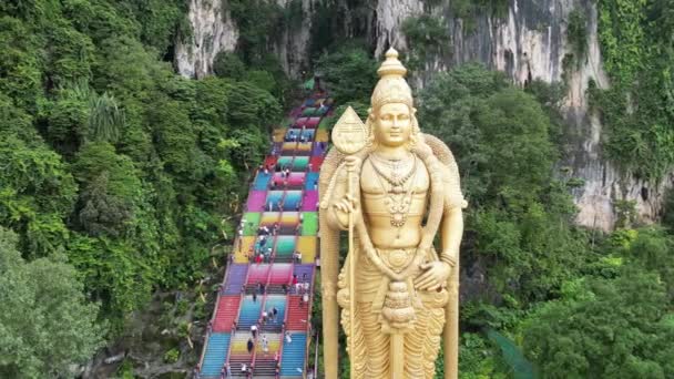 バトー洞窟 セランゴ マレーシア 11月222023 象徴的なバトー洞窟をキャプチャする空想的な視点 文化的で自然な驚異 — ストック動画